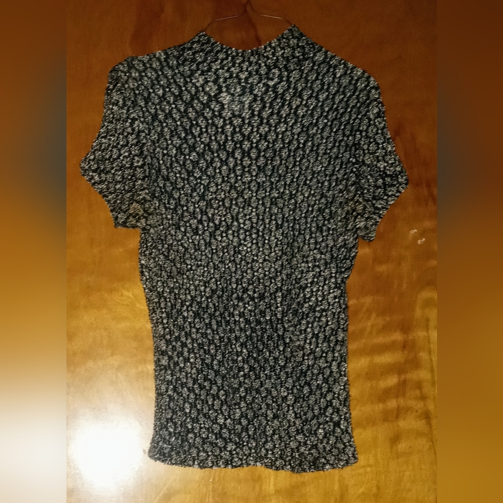 Nouveau Women's Medium Crinkle Black & White Short-Sleeve Lightweight Blouse